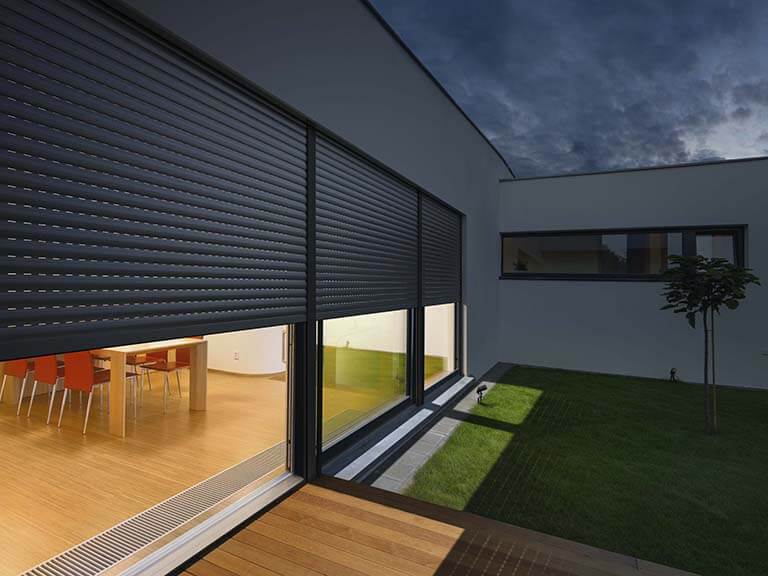 Rolläden an einem Fenster