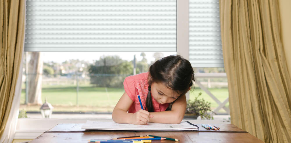 Ein Mädchen zeichnet auf einem Papier