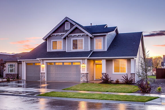 Ein beleuchtet Haus in der Dämmerung