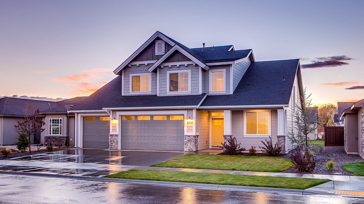 Ein beleuchtet Haus in der Dämmerung