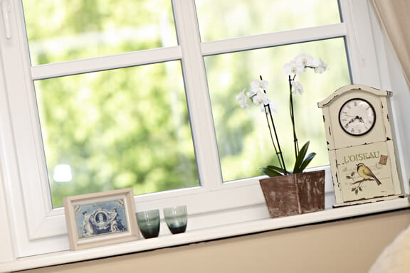 Ein Fenster mit einer Fensterbank