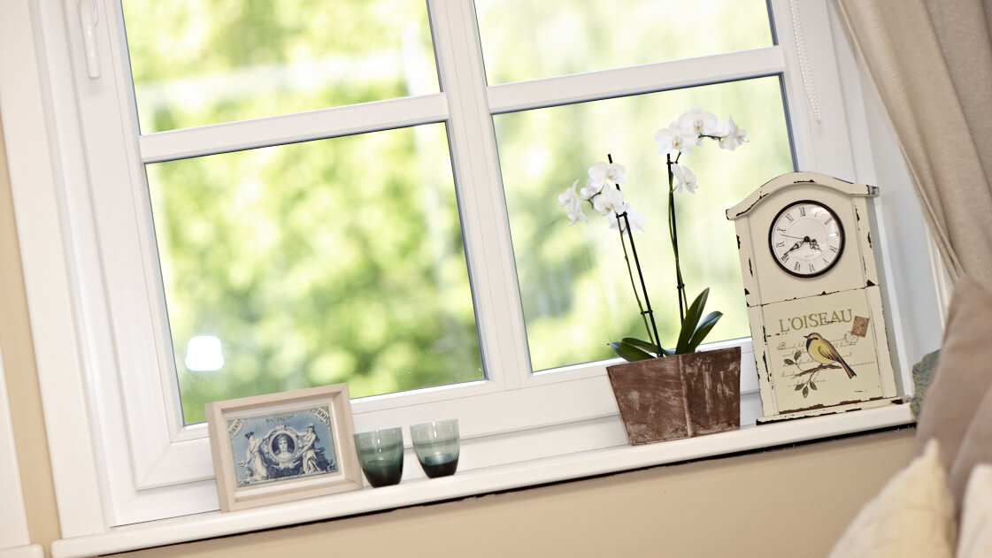 Ein Fenster mit einer Fensterbank