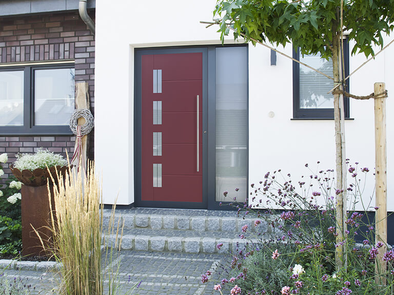 Ansicht einer Haustür in Rot