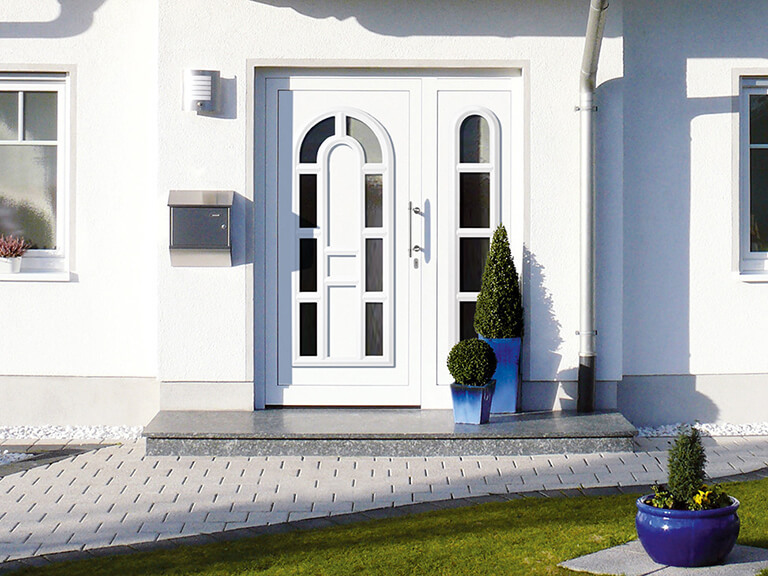 Ansicht einer Haustür in Rot