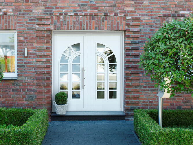 Eine Haustür von außen