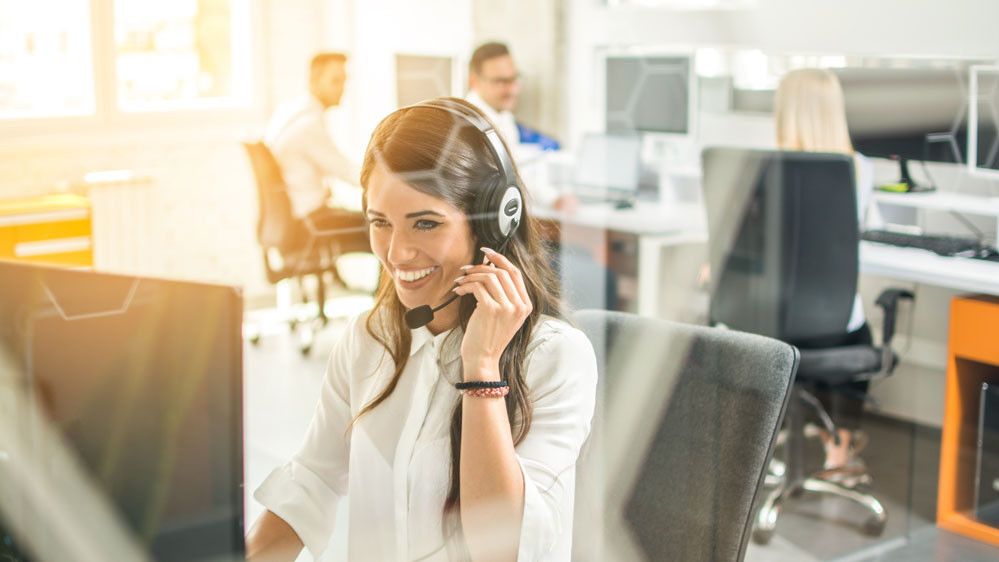 Frau im Callcenter